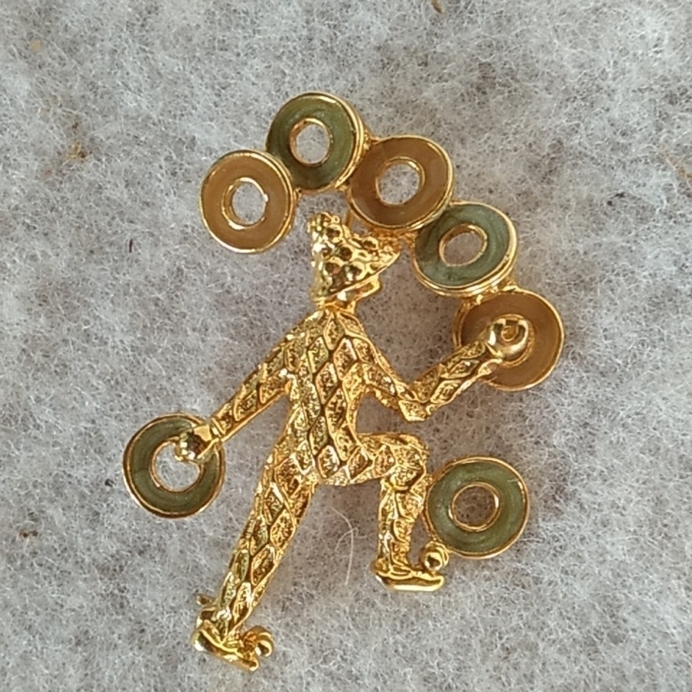 Vintage clown juggling man brooch pin gold tone